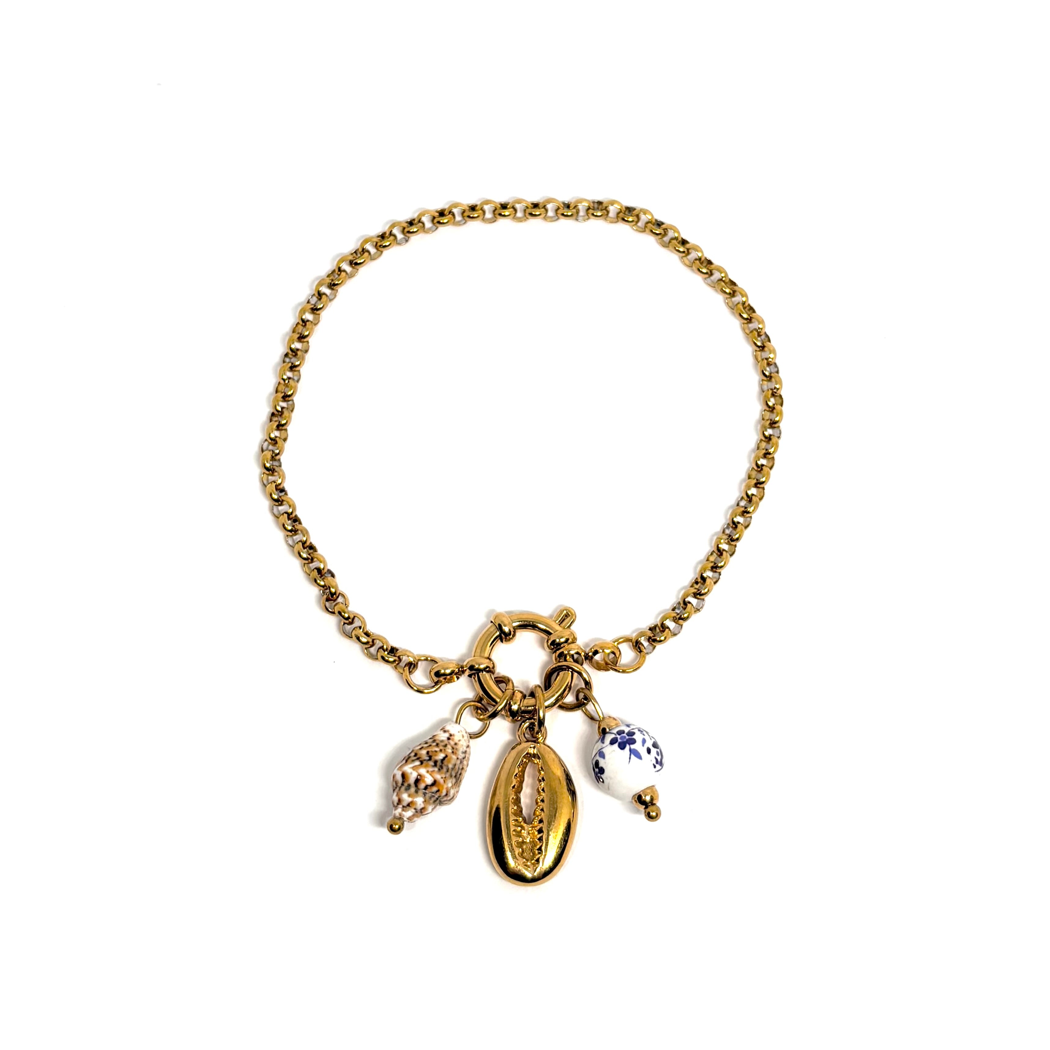 Bracelet femme doré en acier inoxydable, orné de charms coquillage cauri, perle céramique bleu et coquillage naturel. Bijou bohème chic et estival, hypoallergénique et résistant à l’eau, idéal pour un look de plage élégant et lumineux